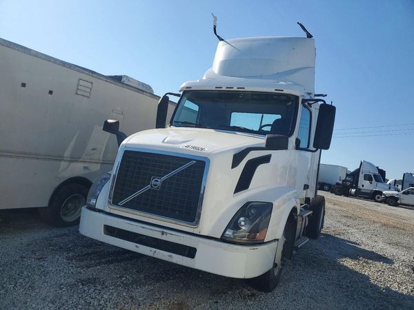 2015 VOLVO VNL