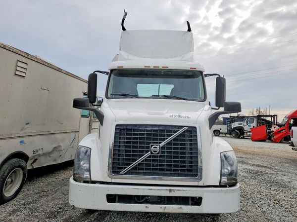 2015 VOLVO VNL