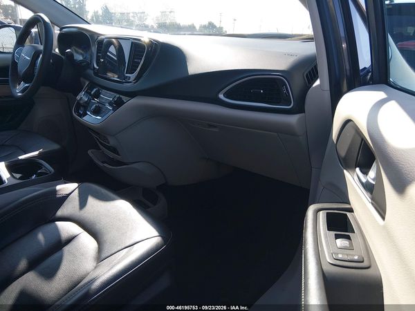 2022 CHRYSLER PACIFICA TOURING L — I5