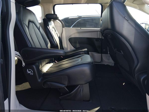 2022 CHRYSLER PACIFICA TOURING L — I8
