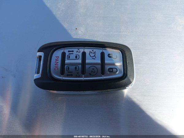 2022 CHRYSLER PACIFICA TOURING L — I11