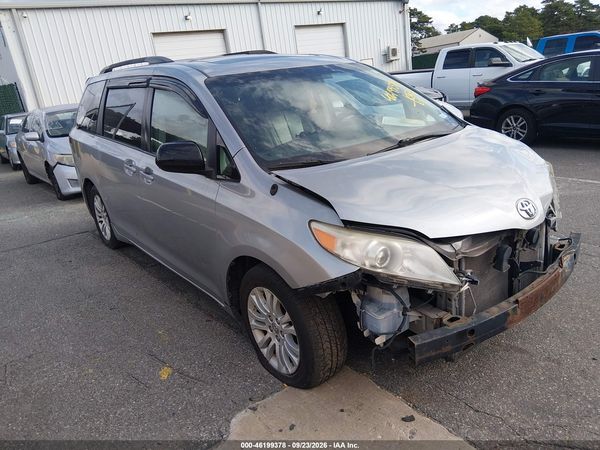 2014 TOYOTA SIENNA XLE V6 8 PASSENGER — I1