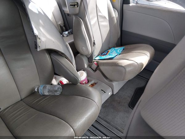 2014 TOYOTA SIENNA XLE V6 8 PASSENGER — I8