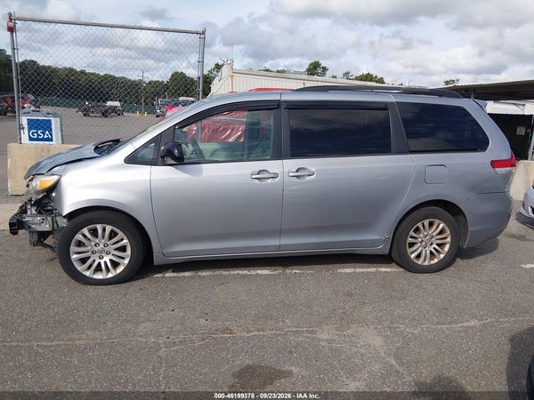 2014 TOYOTA SIENNA XLE V6 8 PASSENGER — I117