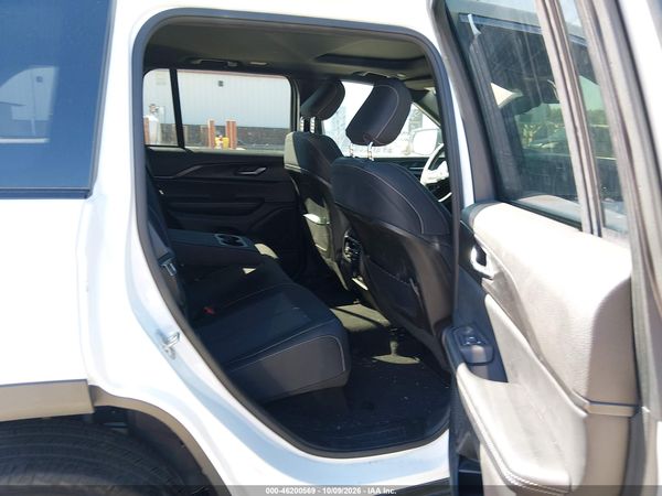 2024 JEEP GRAND CHEROKEE LAREDO X 4X4 — I8