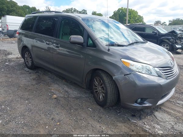 2014 TOYOTA SIENNA XLE V6 8 PASSENGER — I1
