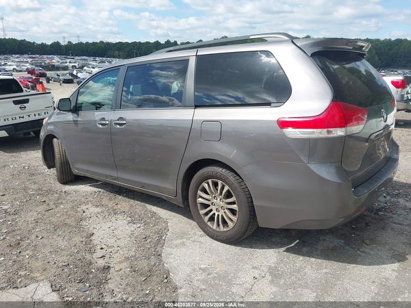 2014 TOYOTA SIENNA XLE V6 8 PASSENGER — I3