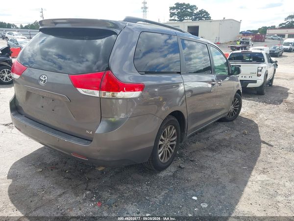 2014 TOYOTA SIENNA XLE V6 8 PASSENGER — I4