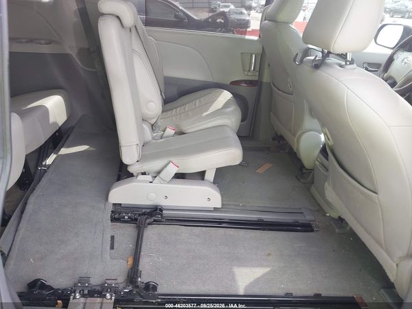 2014 TOYOTA SIENNA XLE V6 8 PASSENGER — I8