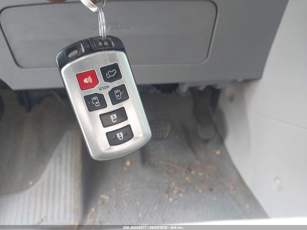 2014 TOYOTA SIENNA XLE V6 8 PASSENGER — I11