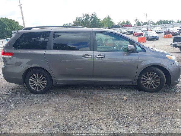 2014 TOYOTA SIENNA XLE V6 8 PASSENGER — I116