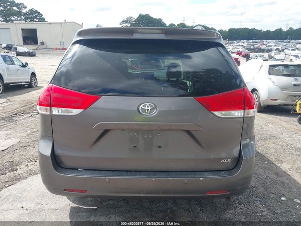 2014 TOYOTA SIENNA XLE V6 8 PASSENGER — I119