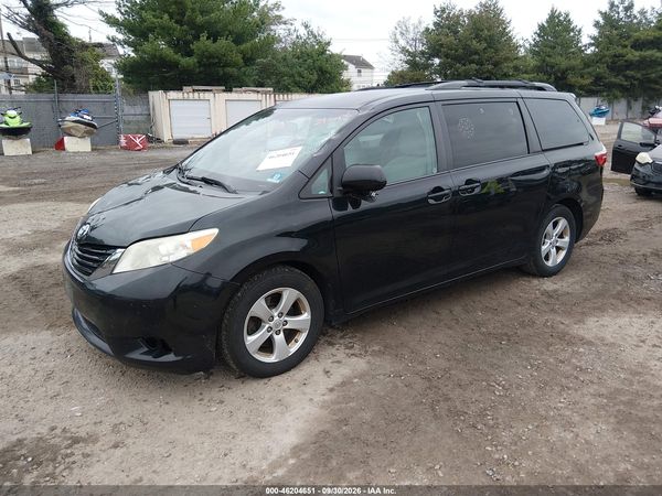2016 TOYOTA SIENNA — I2