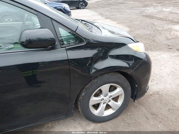 2016 TOYOTA SIENNA LE 8 PASSENGER — I152
