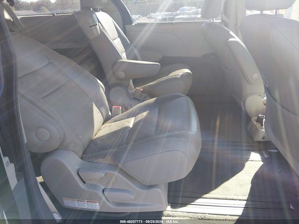 2016 TOYOTA SIENNA XLE PREMIUM 8 PASSENGER — I8