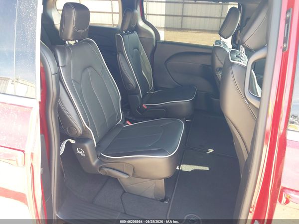 2027 CHRYSLER PACIFICA Limited — I8