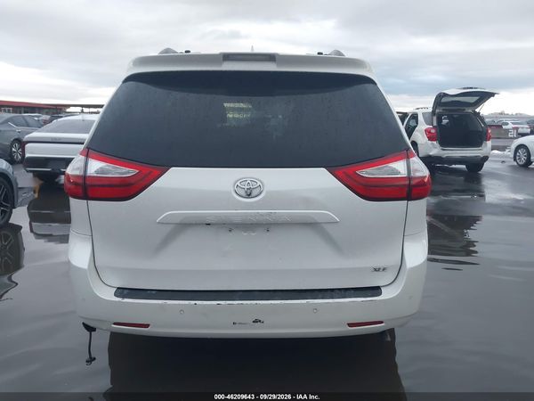 2018 TOYOTA SIENNA XLE 8 PASSENGER — I119