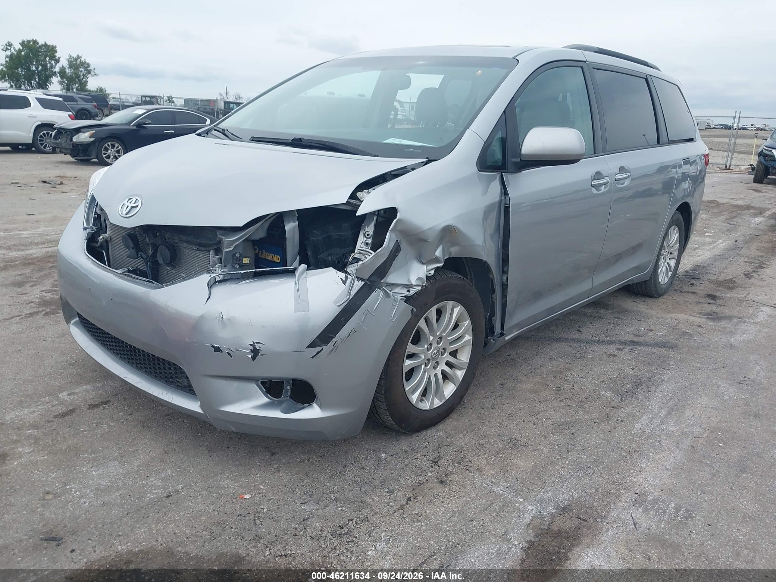 2016 TOYOTA SIENNA XLE 8 PASSENGER — I2