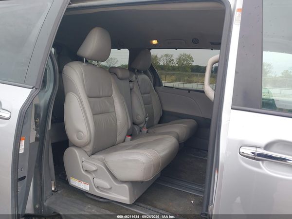 2016 TOYOTA SIENNA XLE 8 PASSENGER — I8