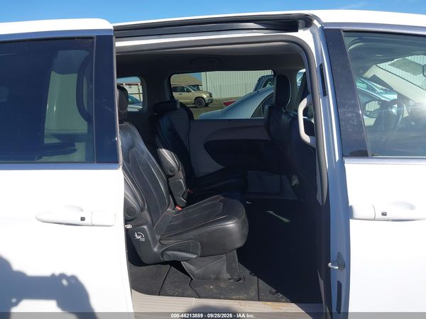 2023 CHRYSLER PACIFICA TOURING L — I8