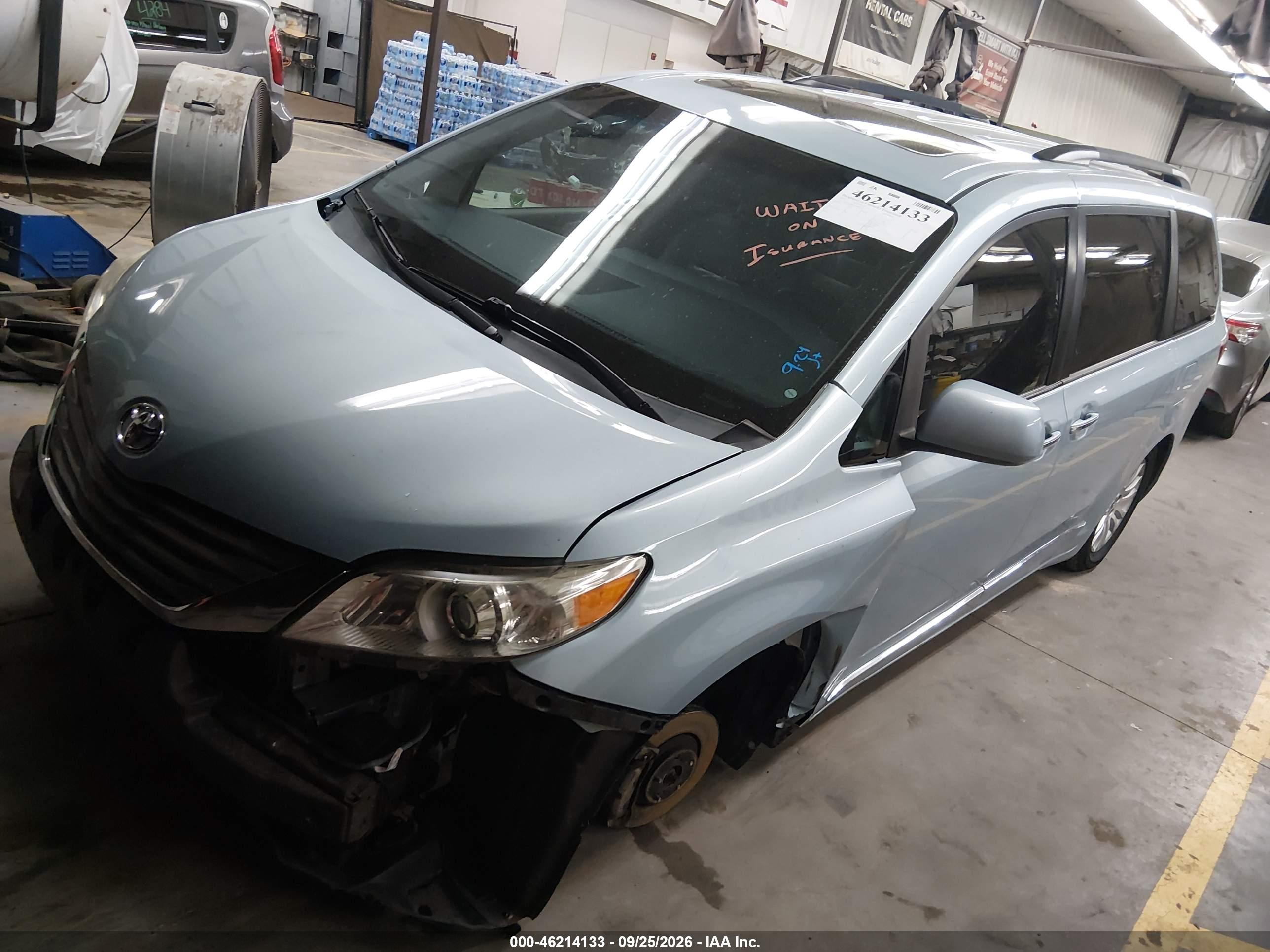 2015 TOYOTA SIENNA XLE PREMIUM 8 PASSENGER — I2