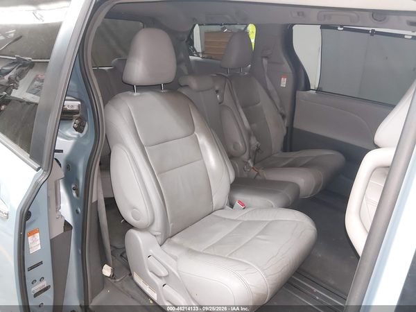 2015 TOYOTA SIENNA XLE PREMIUM 8 PASSENGER — I8