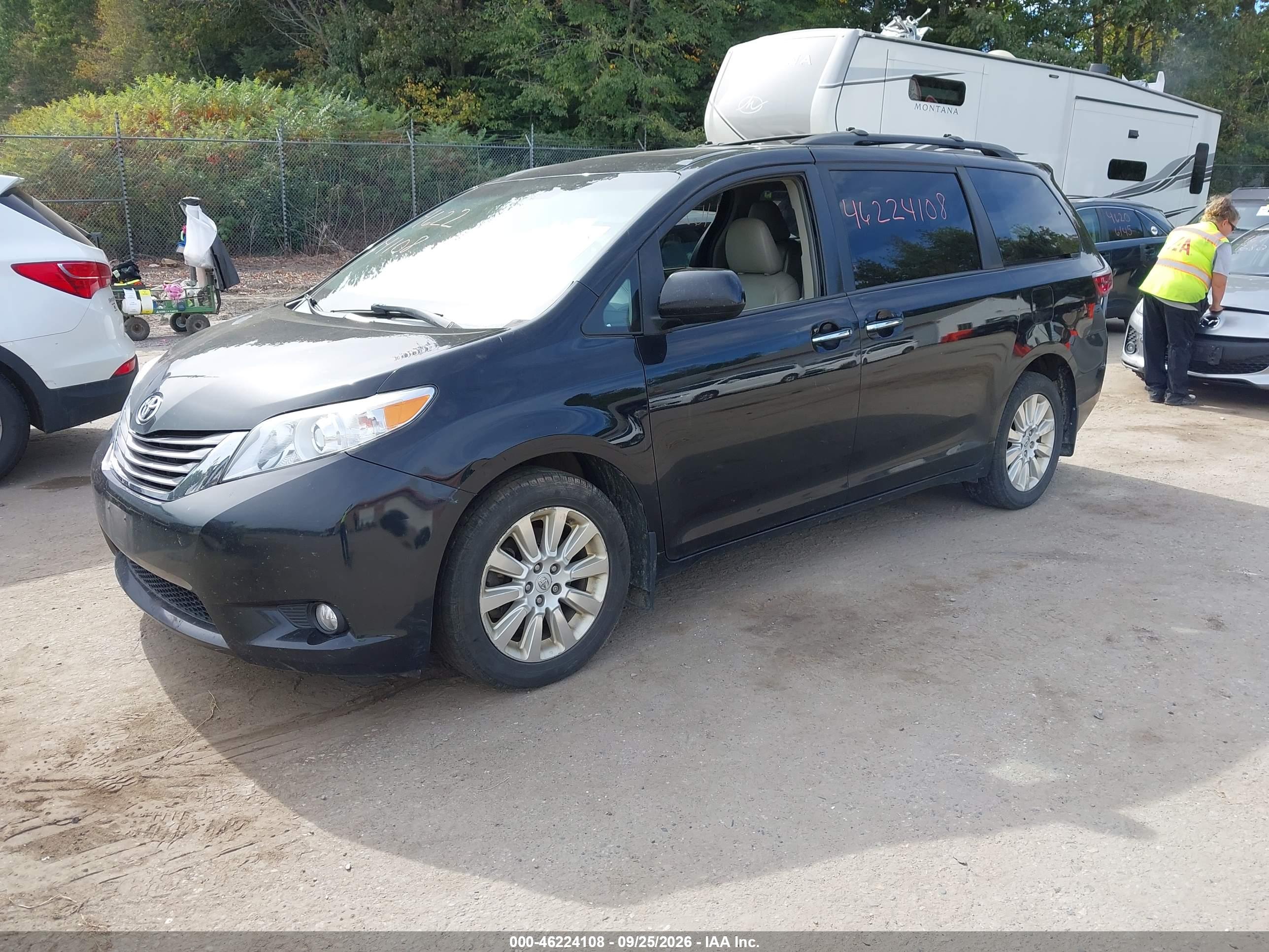 2015 TOYOTA SIENNA XLE 7 PASSENGER — I2