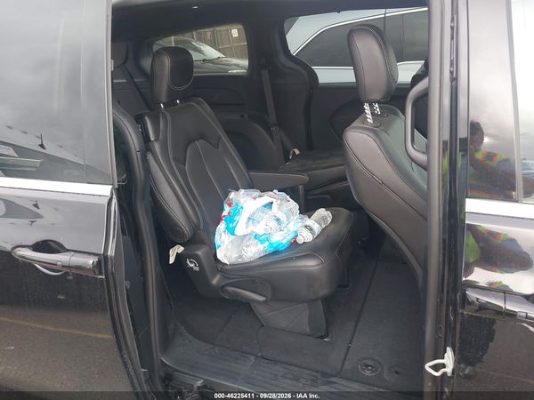 2027 CHRYSLER PACIFICA Select — I8