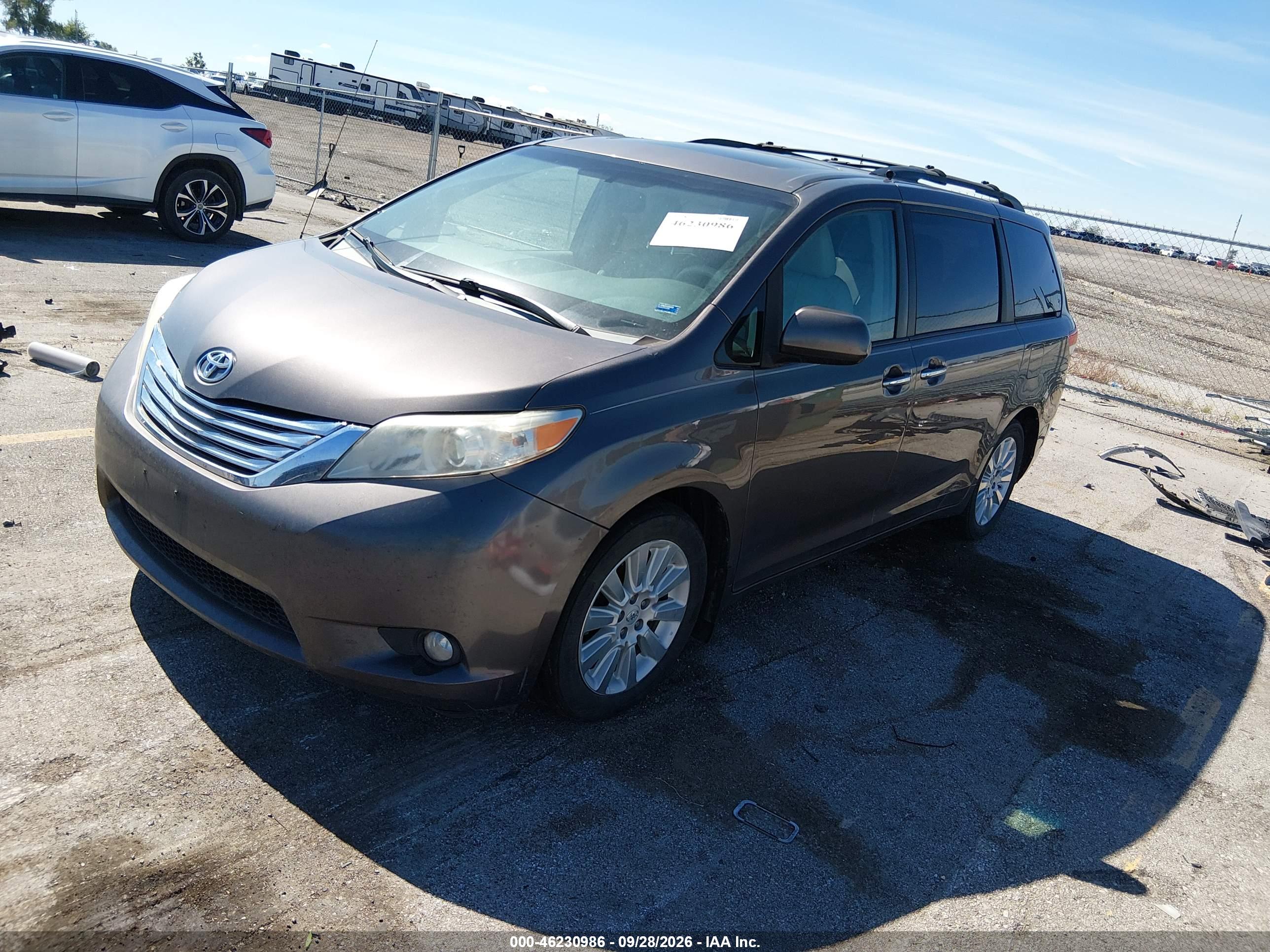 2013 TOYOTA SIENNA XLE 7 PASSENGER — I2