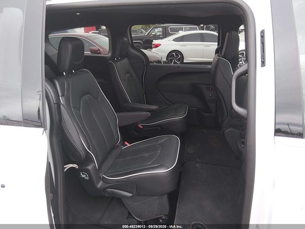 2027 CHRYSLER PACIFICA Limited — I8