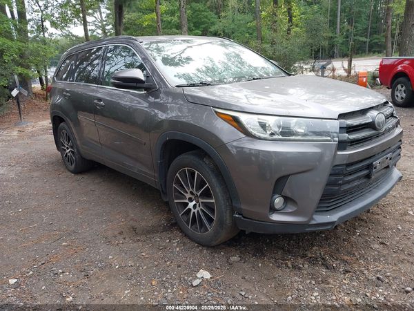 2017 TOYOTA HIGHLANDER SE — I1