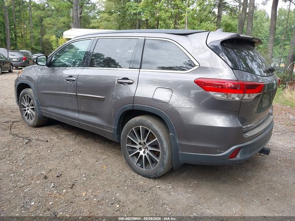 2017 TOYOTA HIGHLANDER SE — I3