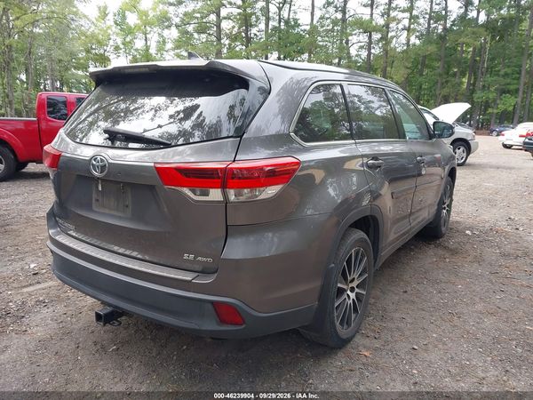 2017 TOYOTA HIGHLANDER SE — I4