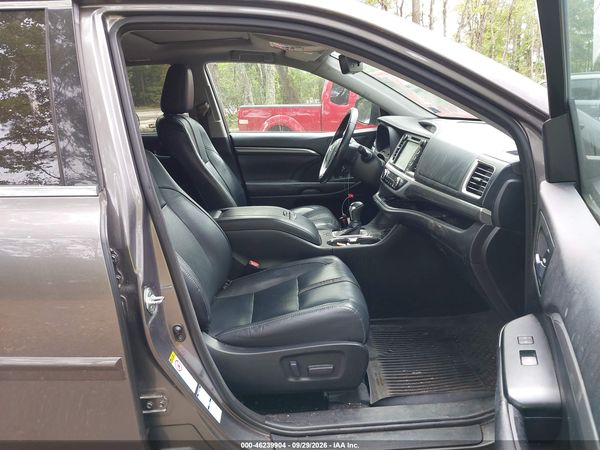 2017 TOYOTA HIGHLANDER SE — I5