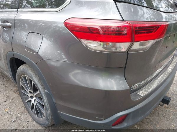 2017 TOYOTA HIGHLANDER SE — I6