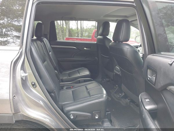 2017 TOYOTA HIGHLANDER SE — I8