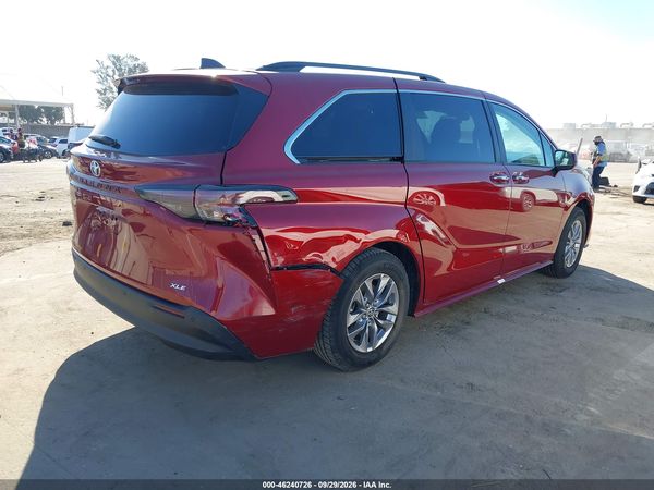 2026 TOYOTA SIENNA XLE — I4