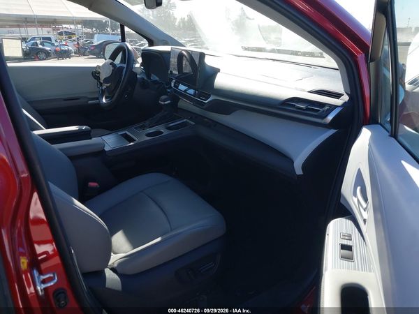 2026 TOYOTA SIENNA XLE — I5