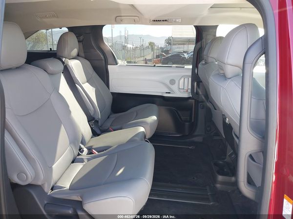 2026 TOYOTA SIENNA XLE — I8