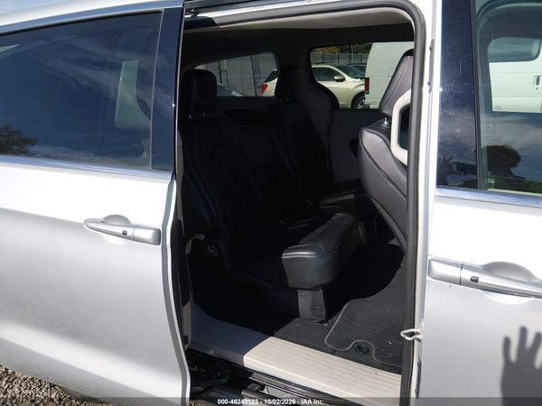 2024 CHRYSLER PACIFICA TOURING L — I8