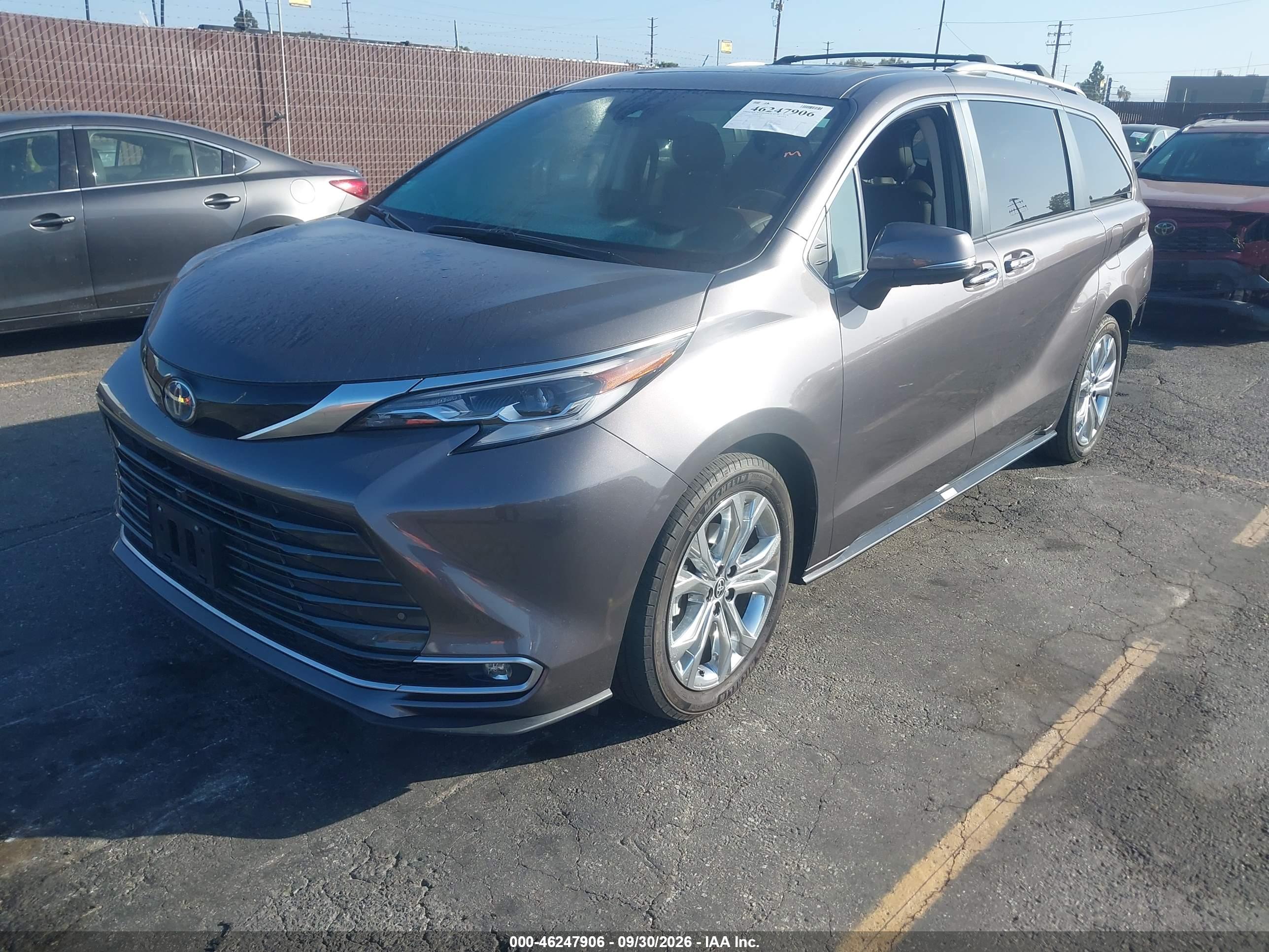 2023 TOYOTA SIENNA PLATINUM — I2