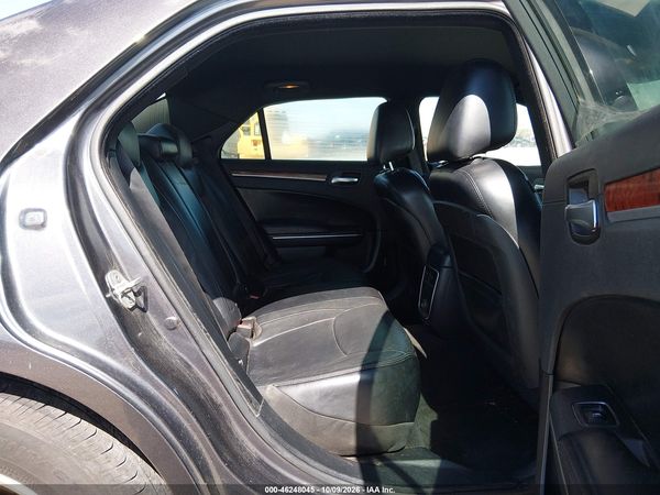 2014 CHRYSLER 300 — I8