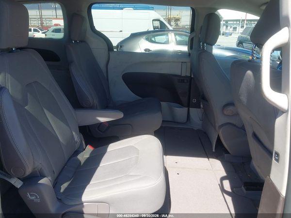 2017 CHRYSLER PACIFICA TOURING — I8