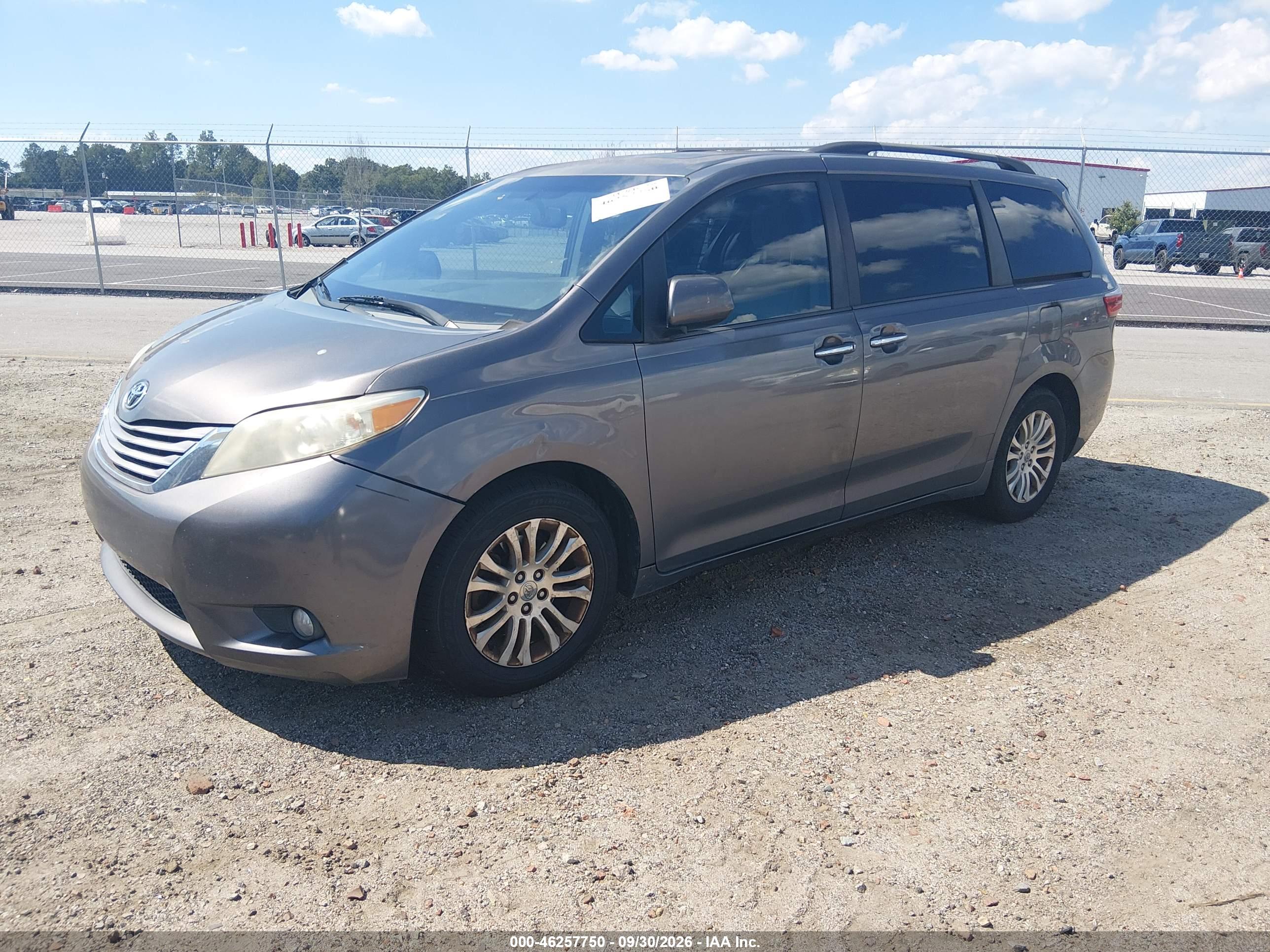 2015 TOYOTA SIENNA XLE PREMIUM 8 PASSENGER — I2