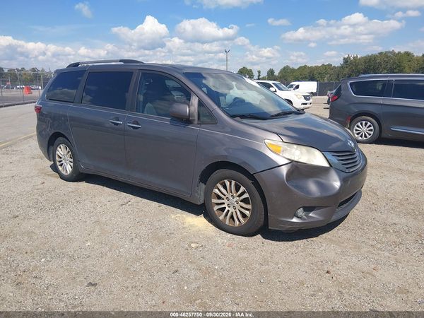 2015 TOYOTA SIENNA XLE PREMIUM 8 PASSENGER — I1