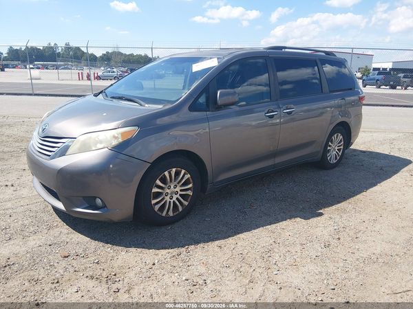 2015 TOYOTA SIENNA — I2