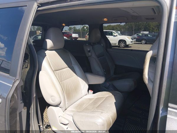 2015 TOYOTA SIENNA XLE PREMIUM 8 PASSENGER — I8
