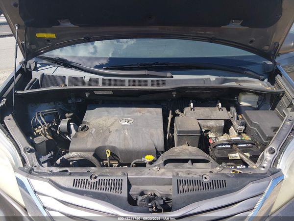 2015 TOYOTA SIENNA XLE PREMIUM 8 PASSENGER — I10