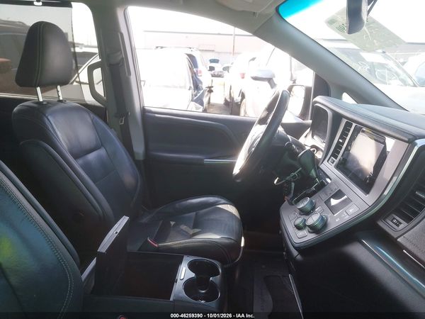 2017 TOYOTA SIENNA SE 8 PASSENGER — I5