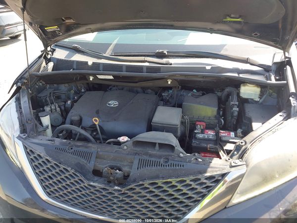 2017 TOYOTA SIENNA SE 8 PASSENGER — I10